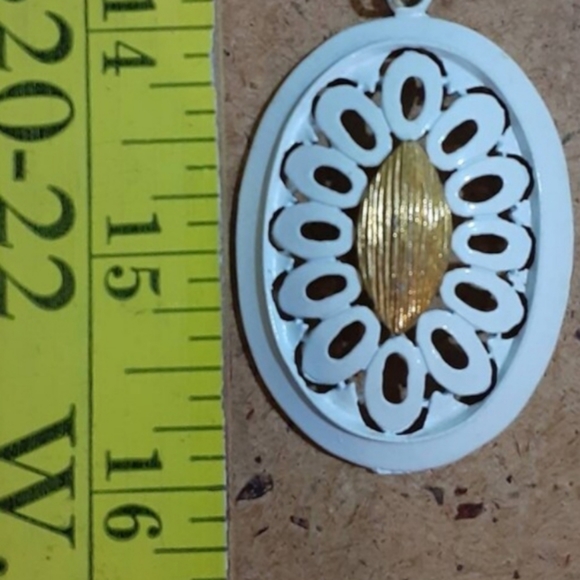 Vintage white pendant on a goldtone chain, retro boho oval charm - Picture 4 of 8